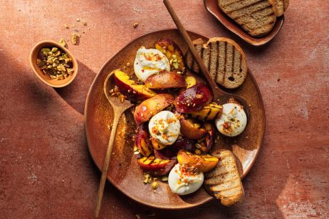Nectarines au chili grillées et burrata