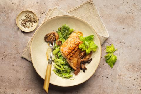 Saumon grillé au miso et champignons