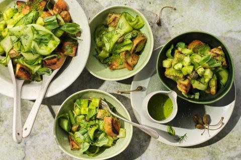 Salade au pain aux fines herbes et aux concombres 