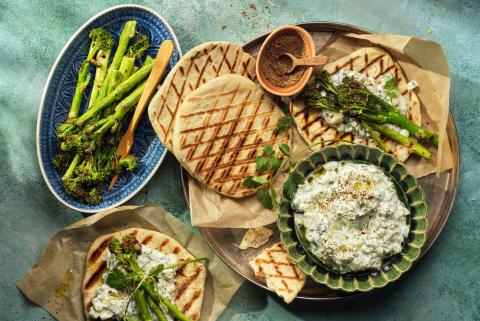 Raïta, brocolinis et naans