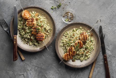 Noix de Saint-Jacques grillées sur lit de couscous