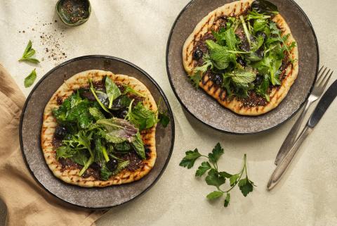 Manakish con insalata di erbe aromatiche