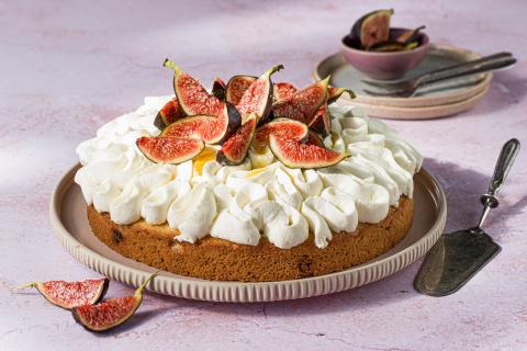 Weisser Schokoladenkuchen mit Feigen