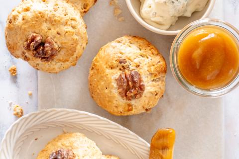 Scones mit Birnenbutter und Gorgonzola
