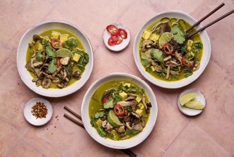 Kurkuma-Pilz-Curry mit Soba-Nudeln