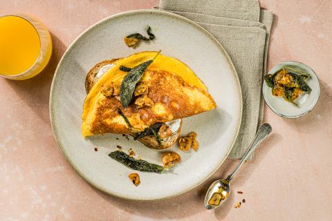 Omelette con formaggio di capra e olio all'aglio