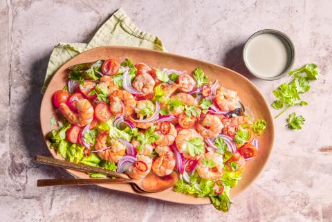 Insalata di gamberi con dressing al cocco