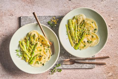 Ravioli al limone con asparagi arrosto
