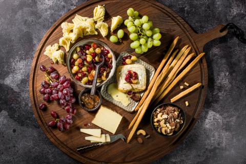 Plateau de fromages et raisin