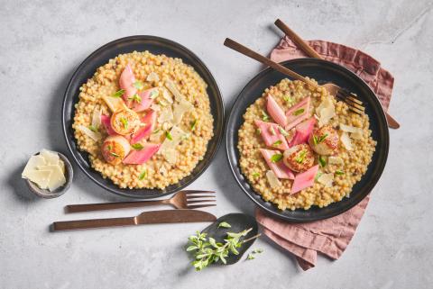 Fregola-Sarda mit Jakobsnüssen und Rhabarber