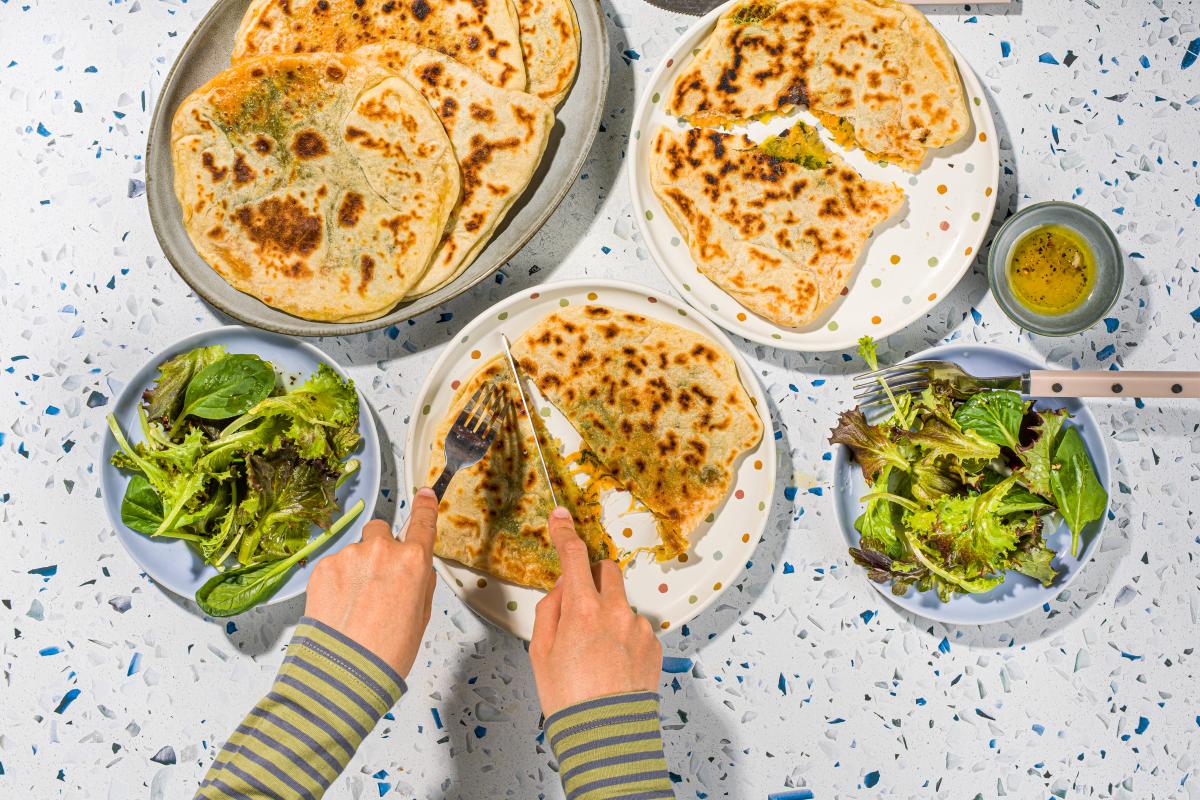 Pains galettes à l'ail des ours et au cheddar - Recette | little FOOBY