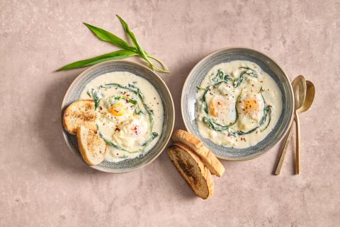 Uova con besciamella all'aglio orsino