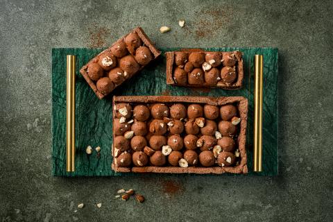 Caramel chocolate tart with miso