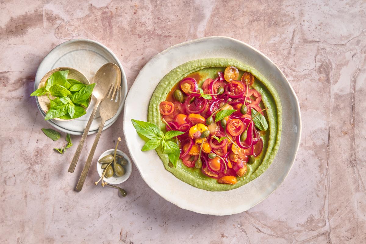 Tomatensalat auf Bohnenpüree