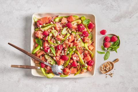 Salade de pastèque aux concombres et aux framboises 