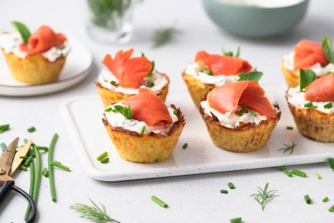 Rösti cups with cream cheese and salmon