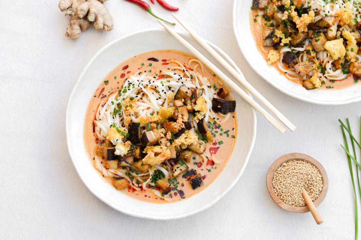 Tahini noodle soup with aubergine and sesame tofu - Recipes | fooby.ch