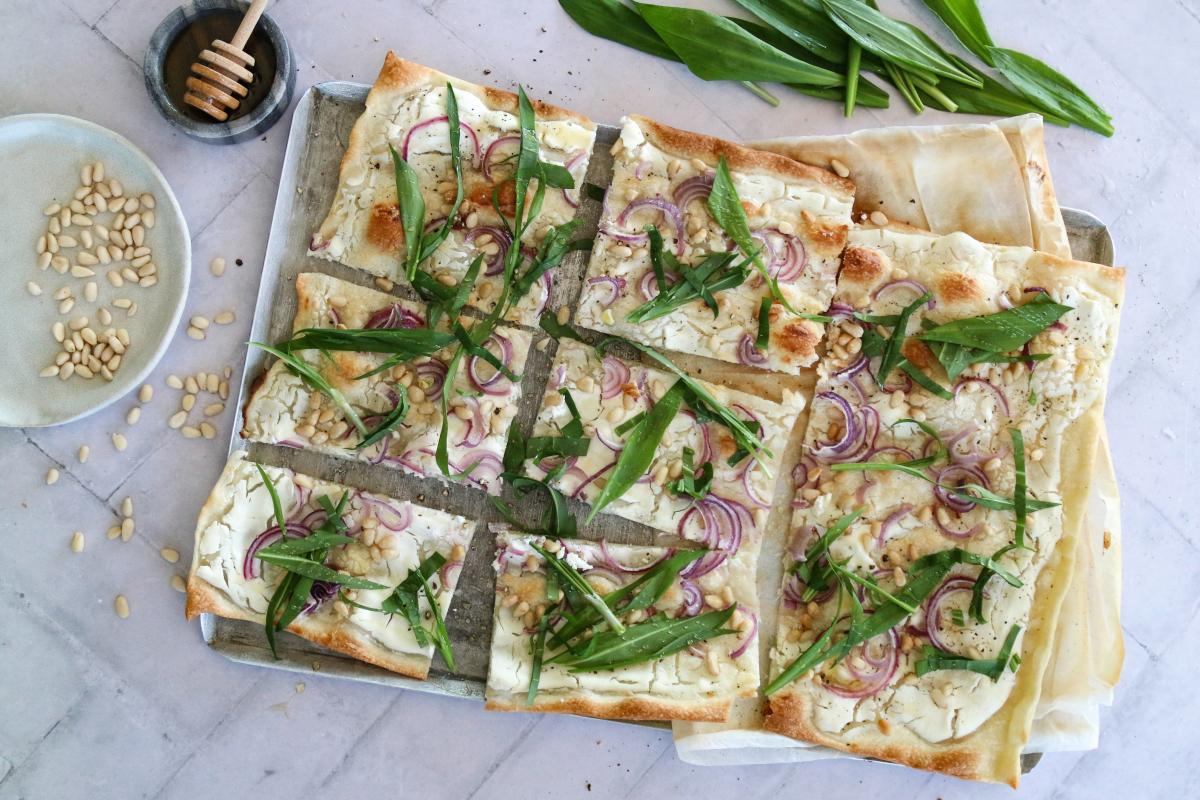 Wild garlic tarte flambée with soft goat's cheese - Recipes | fooby.ch