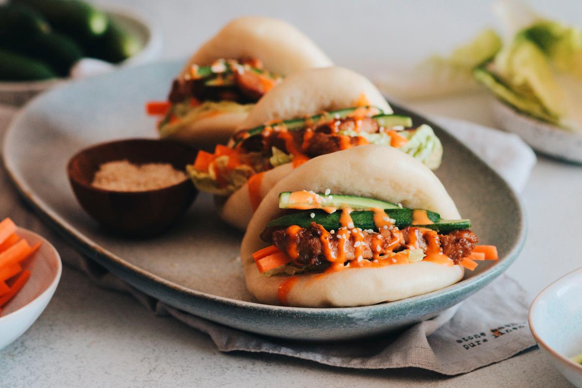 Bao Buns mit würzigem Poulet und Gemüse - Rezepte | fooby.ch