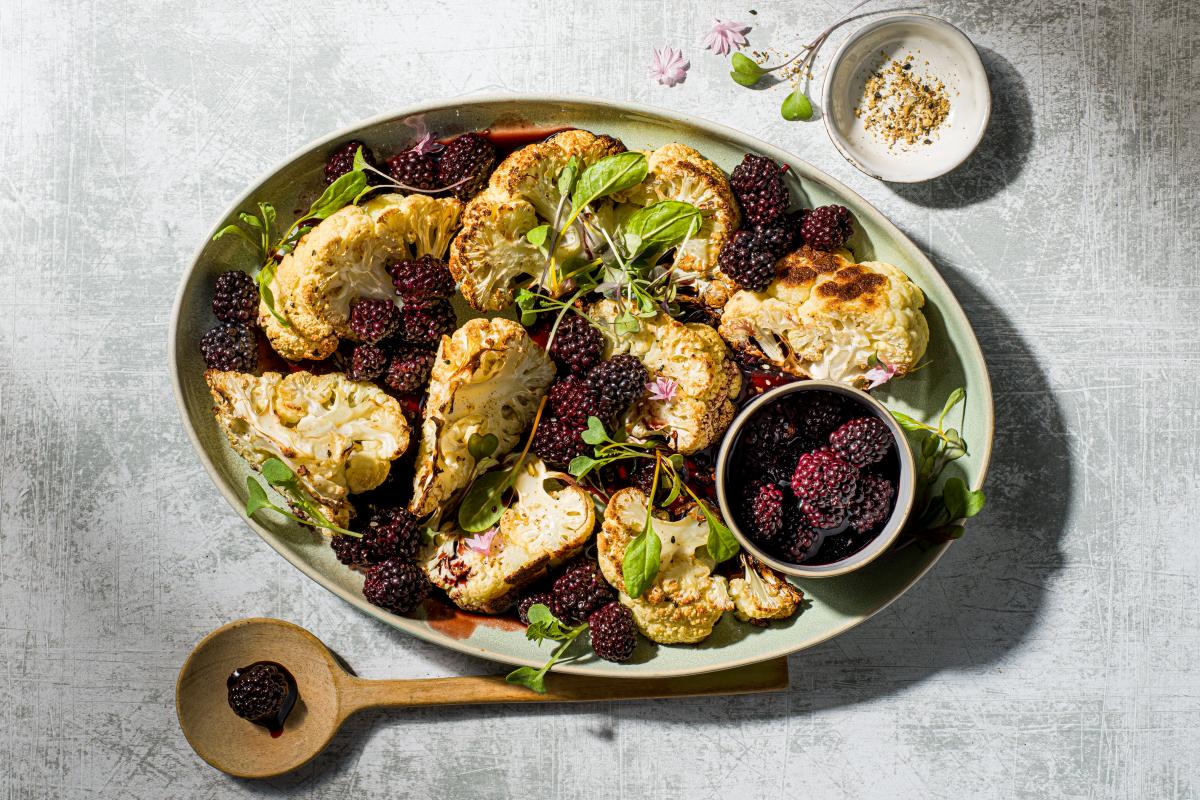 Cauliflower with balsamic blackberries - Recipes | fooby.ch