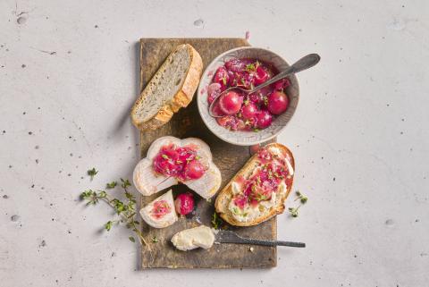 Cheese with gooseberry chutney