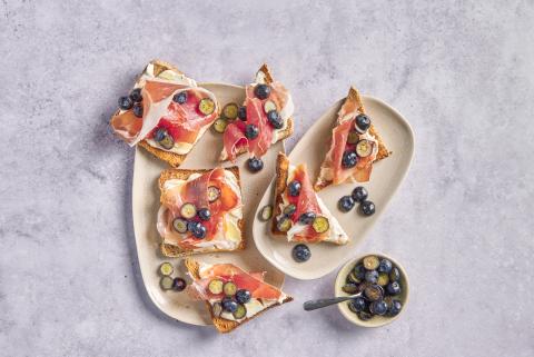 Crostini with cured ham and blueberries