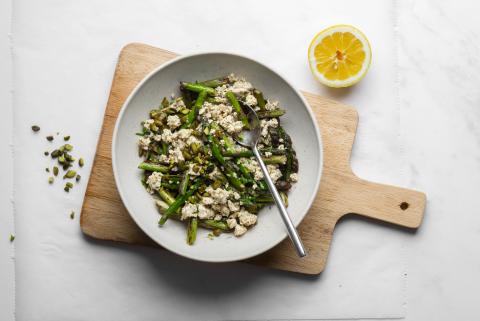 Salade d'asperges tiède au crumble de tofu épicé