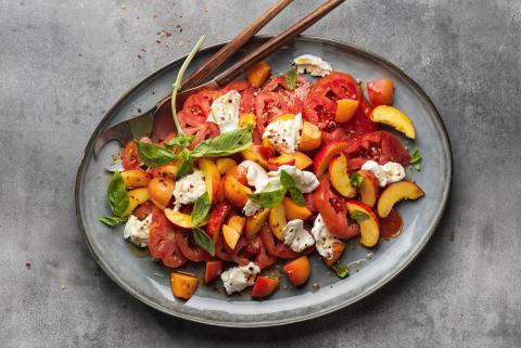 Insalata di pomodoro con albicocche e pesche noci