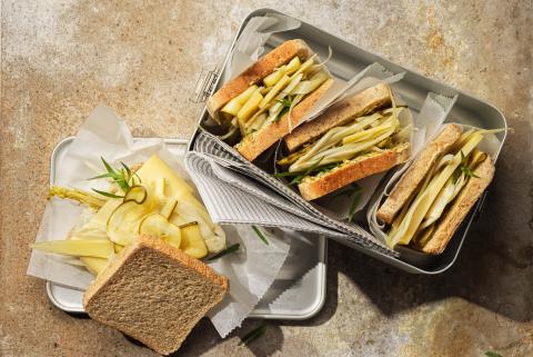 Sandwich al formaggio con sottaceti