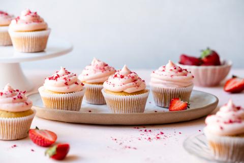 Vanilla and strawberry cupcakes