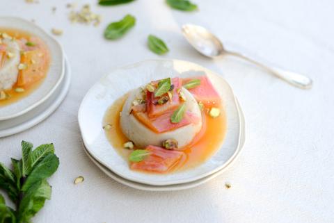 Vegane Panna cotta mit Rhabarber