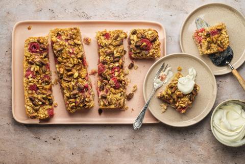 Baked oats con lamponi e pistacchi