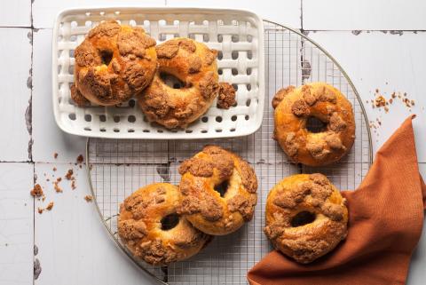 Bagel con crumble alla cannella