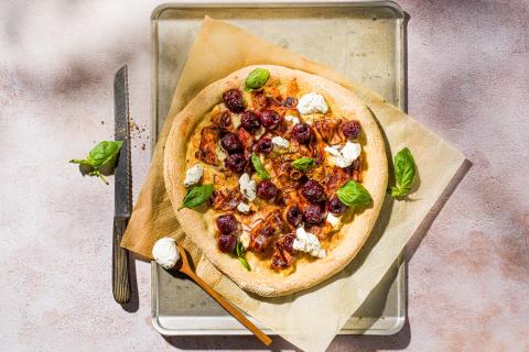 Pizza mit Speck und Kirschen