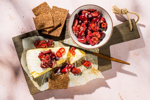 Brie mit Kirschensalsa