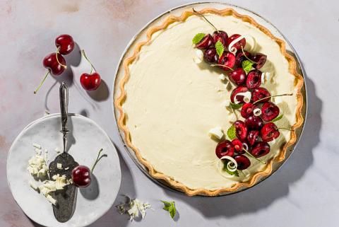 Weisse Schokoladentarte mit Kirschen