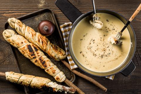 Outdoor-Fondue mit Schlangenbrot