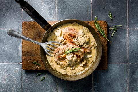 Bistecche di collo di maiale in salsa ai funghi