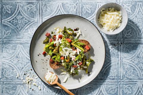 Toasts au chou kale et au chorizo