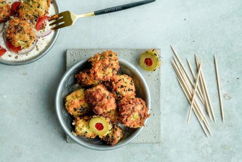 Knusperoliven mit Feta-Creme