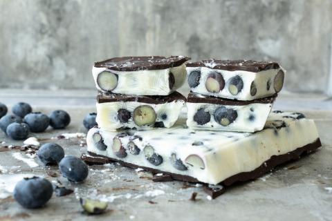 Frozen Skyr mit Beeren und Schokolade