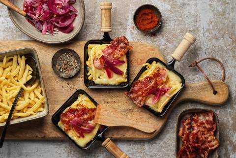 Spätzli-Raclette mit Zwiebel-Speck Topping