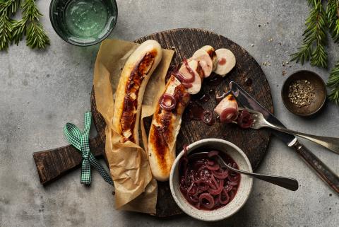 Saucisse à rôtir avec sauce aux oignons et au vin chaud 