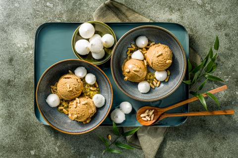 Glace au moka avec des meringues à la limette
