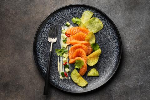 Lachs-Tataki mit Miso-Mayonnaise 