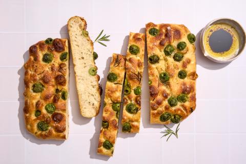 Focaccia di pasta acida con olive e rosmarino