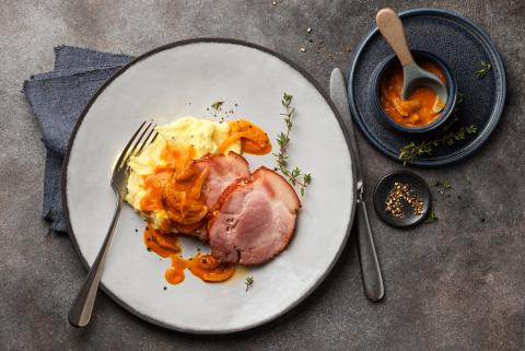 Glazed ham with onion sauce