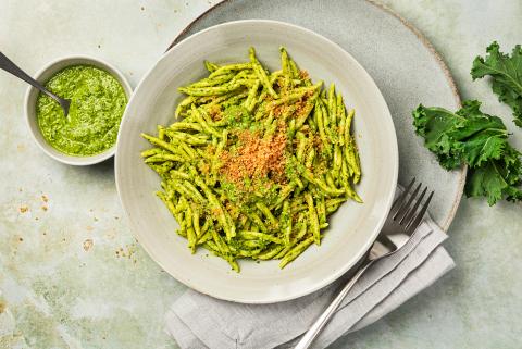 Pasta con pesto di cavolo riccio