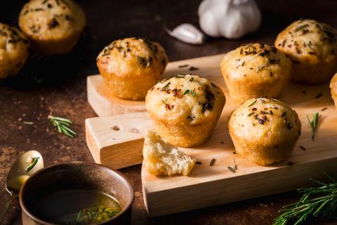 Muffin di focaccia con aglio e rosmarino