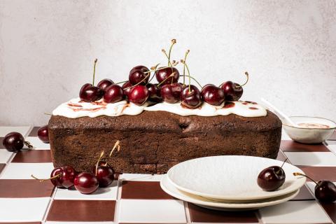 Cake al papavero e cioccolato con ciliegie